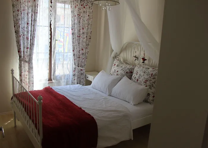 Kinzi House מלון *