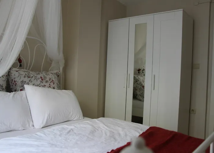 Kinzi House מלון